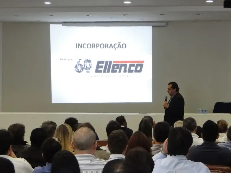 Corretores assistindo à apresentação no meeting de vendas Ellenco