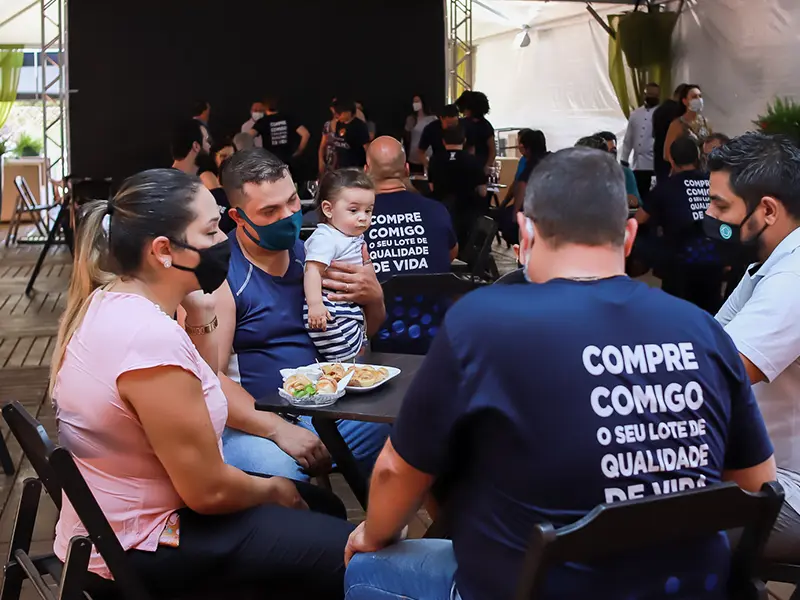 Corretores atendendo clientes no evento do Reserva Santa Inês em Campo Grande