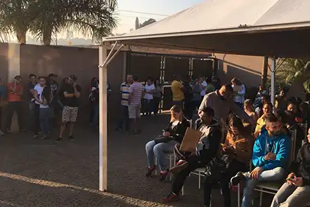 Clientes aguardam atendimento em evento imobiliário