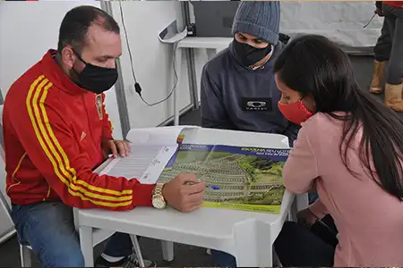 Corretor mostrando material de venda para clientes