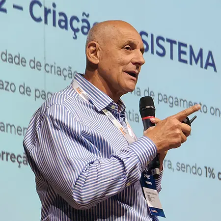 Eduardo Gorayeb, figura importante do cenário imobiliário e da construção nacional, em palestra no Congresso LATAM Steel Frame